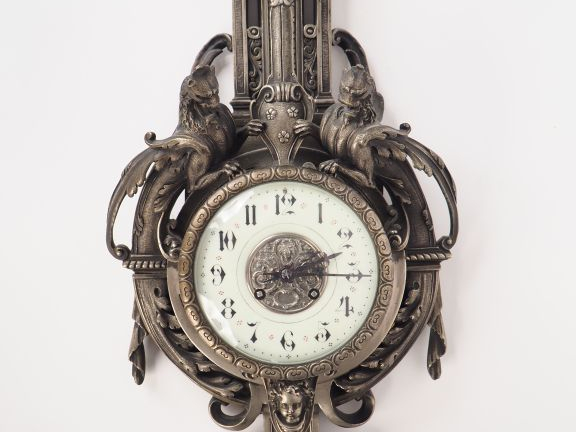 Cartel XIXème de style Renaissance en bronze argenté à décor d'un masc