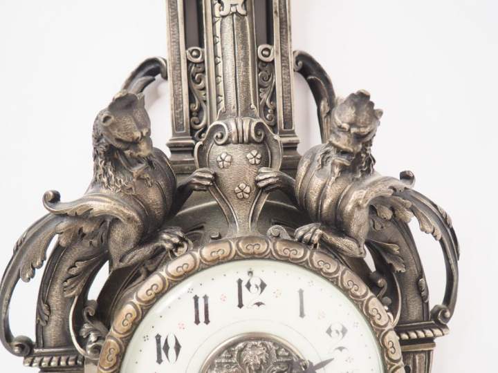 Cartel XIXème de style Renaissance en bronze argenté à décor d'un masc