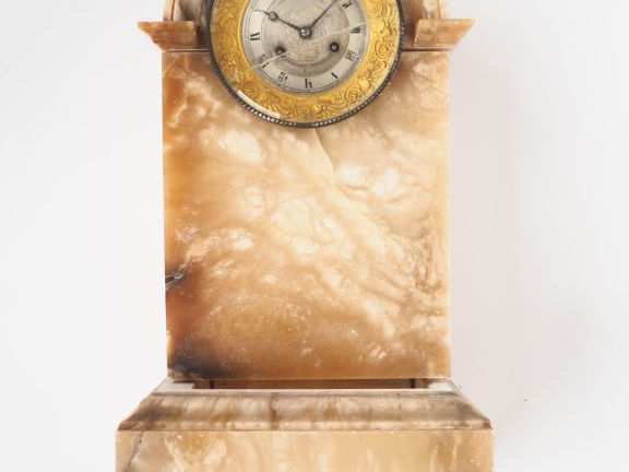 Grande pendule borne Restauration en onyx brun et laiton, chiffres du 