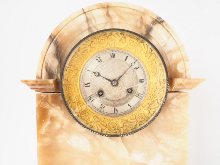 Grande pendule borne Restauration en onyx brun et laiton, chiffres du 