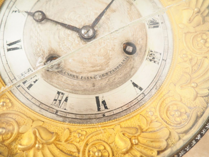 Grande pendule borne Restauration en onyx brun et laiton, chiffres du 