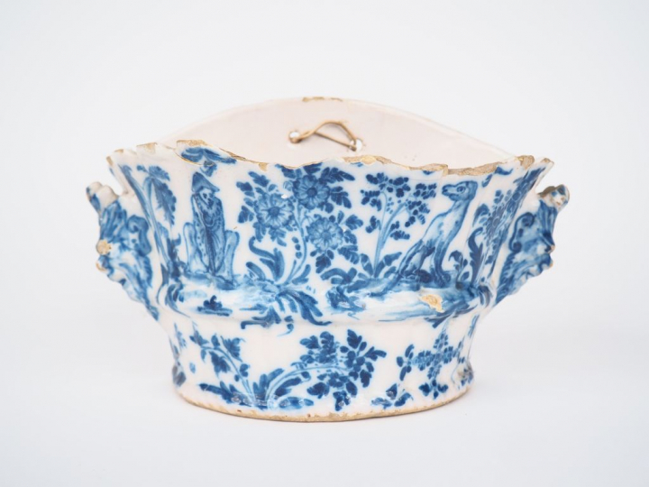 Porte-bouquet XVIIIème en faïence du midi à décor en camaïeu bleu de m