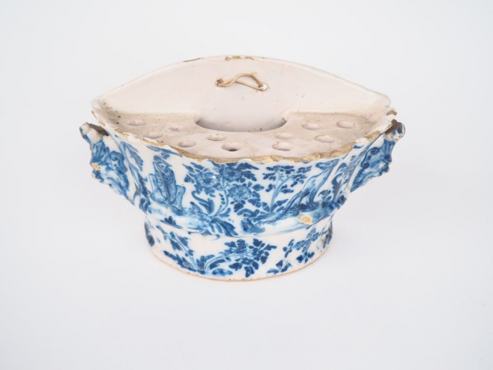 Porte-bouquet XVIIIème en faïence du midi à décor en camaïeu bleu de m