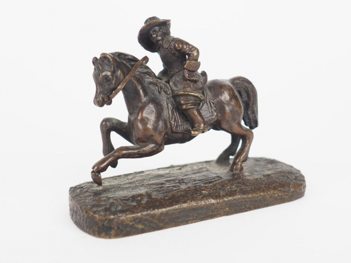 Sujet XIXème en bronze à patine brune "cavalier". Dim. 5,5 x 6,5 x 2,5