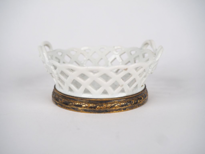 Baguier 1900 en porcelaine allemande en forme de corbeille ajourée, mo