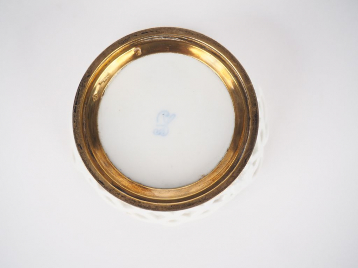 Baguier 1900 en porcelaine allemande en forme de corbeille ajourée, mo