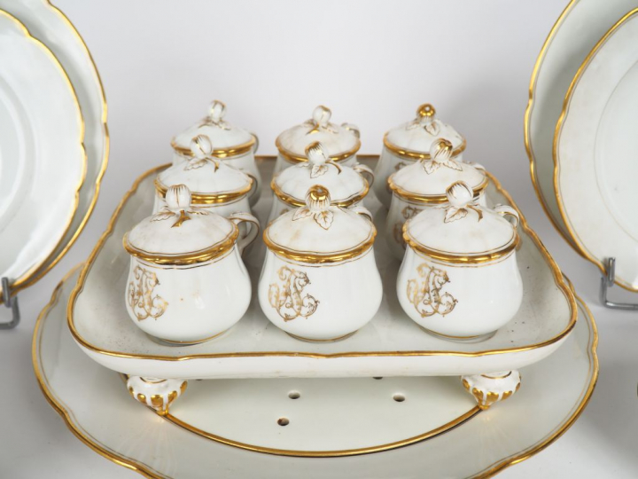 Partie de service de table en porcelaine blanche de Paris à décor de m