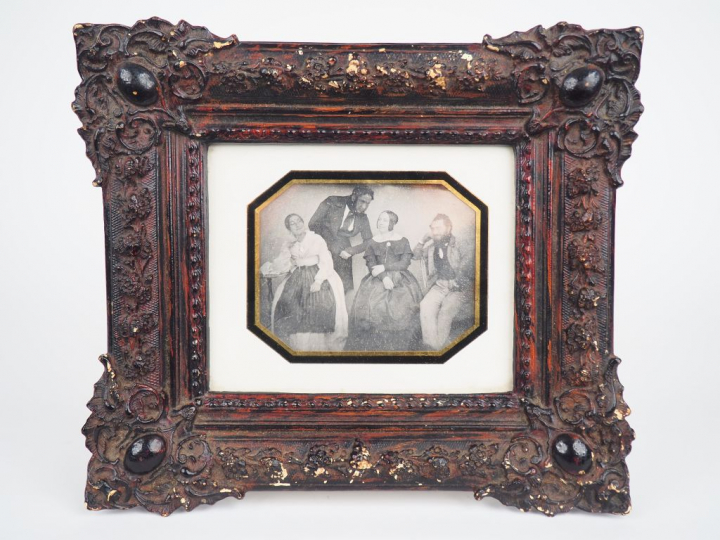 Daguérréotype milieu XIXème, "portrait de famille". Daté au dos. Dim. 