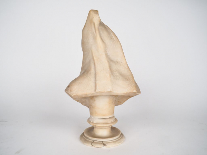 Ecole française début XXème. "Portrait de jeune fille aux fleurs". Scu