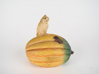 Vente aux enchères Boite couverte 1900 en stuc polychrome figurant une perruche et un sca
