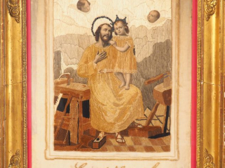 Vente aux enchères Soie brodée XIXème "Saint Joseph et l'enfant Jésus entourés d'anges"  