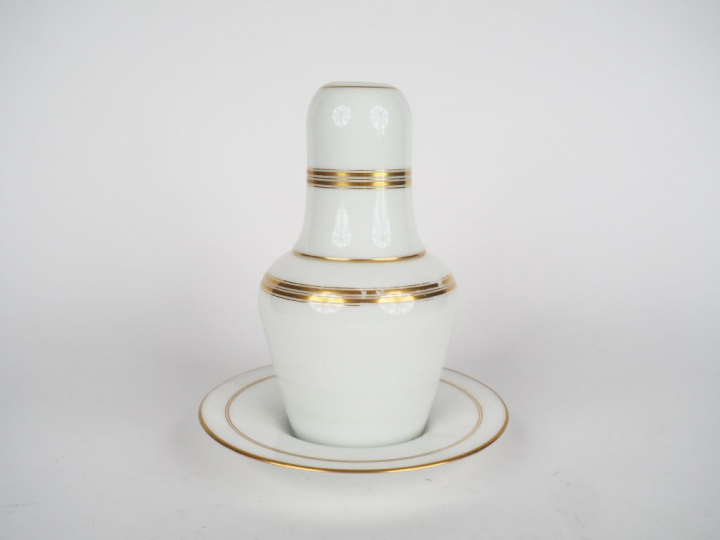 Service de nuit Napoléon III en opaline blanche à décor de liserés dor