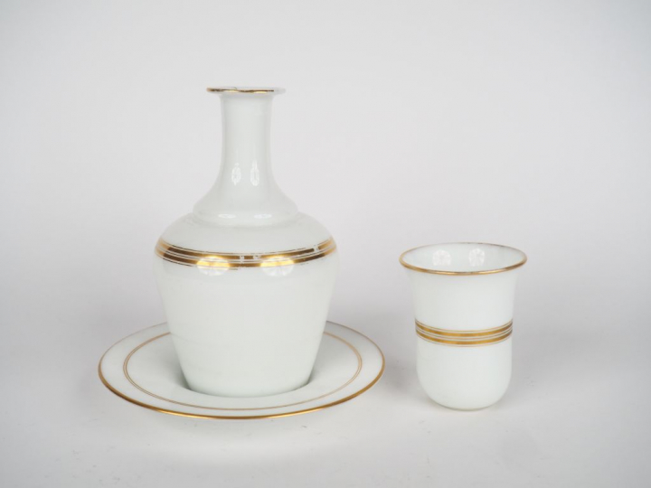 Service de nuit Napoléon III en opaline blanche à décor de liserés dor
