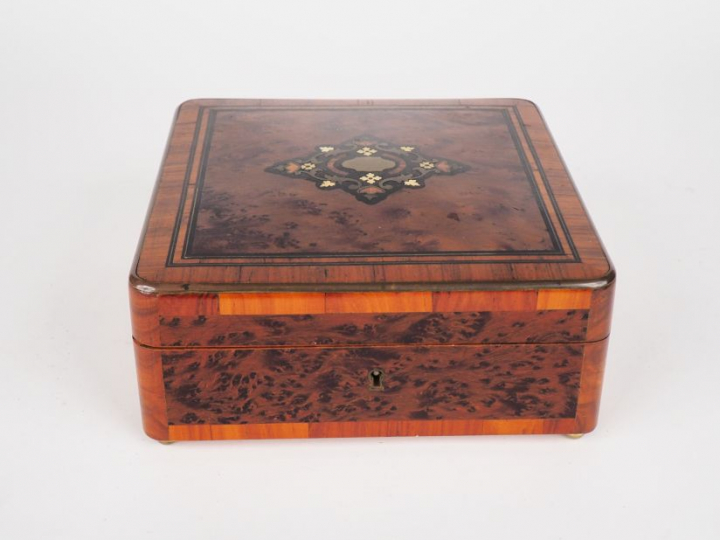 Coffret à bijoux Napoléon III en marqueterie Boulle. Dim. 8,5 x 19,5 x