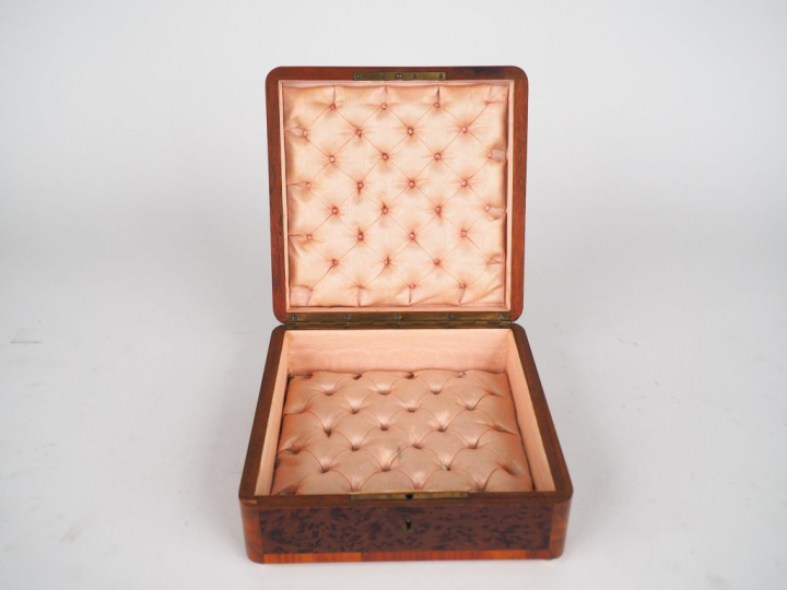 Coffret à bijoux Napoléon III en marqueterie Boulle. Dim. 8,5 x 19,5 x