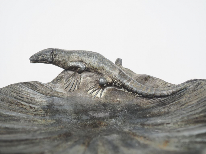 Vide-poche Art Nouveau en plomb figurant une salamandre sur une coquil