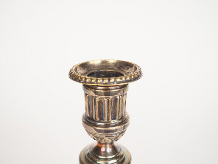 Paire de bougeoirs de style Louis XVI en bronze argenté, à décor de ca