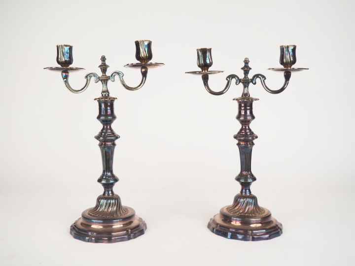 Paire de candélabres de style Louis XV en métal argenté éclairant à de