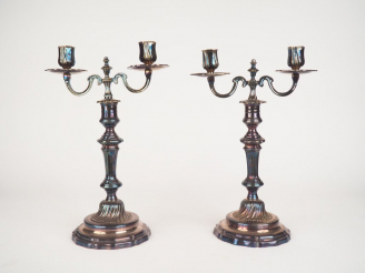 Vente aux enchères Paire de candélabres de style Louis XV en métal argenté éclairant à de