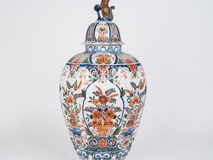 Grande potiche XIXème en faïence polychrome de Delft à décor  de feuil