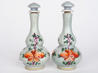 Vente aux enchères Paire de flacons de parfum XIXème en porcelaine polychrome de Bayeux à