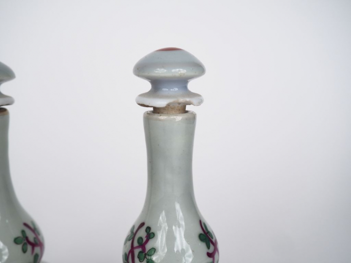 Paire de flacons de parfum XIXème en porcelaine polychrome de Bayeux à