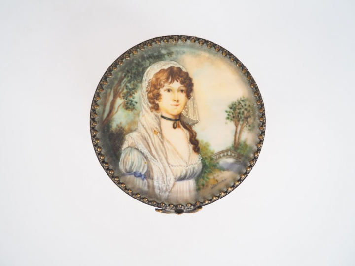 Petit boite couverte en laiton et velours ornée d'une miniature "jeune