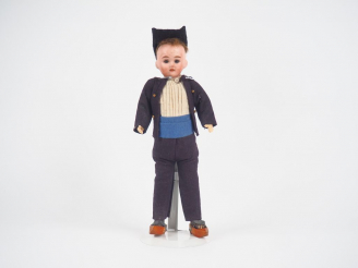 Vente aux enchères Poupée Fleischmann porcelaine "le petit breton", costume de garçon. H.