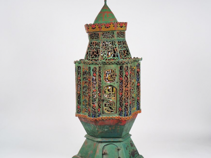 Superbe et grande lampe de mosquée ancienne en bois sculpté et ajouré 