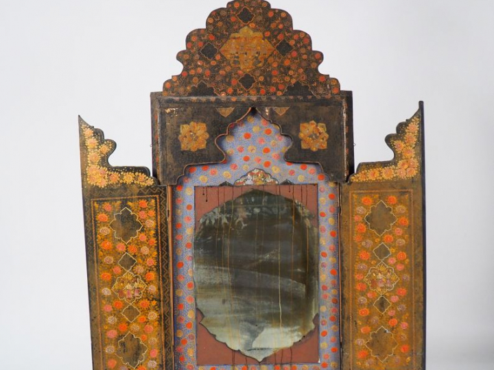 Miroir persan en bois polychrome à décor de personnages et de motifs n