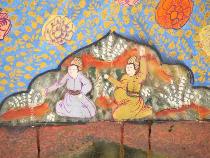 Miroir persan en bois polychrome à décor de personnages et de motifs n