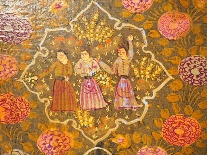 Miroir persan en bois polychrome à décor de personnages et de motifs n