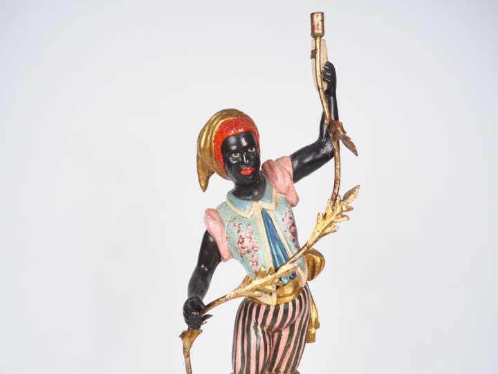 Nubien porte-torchère de style vénitien en bois polychrome et tôle. (q