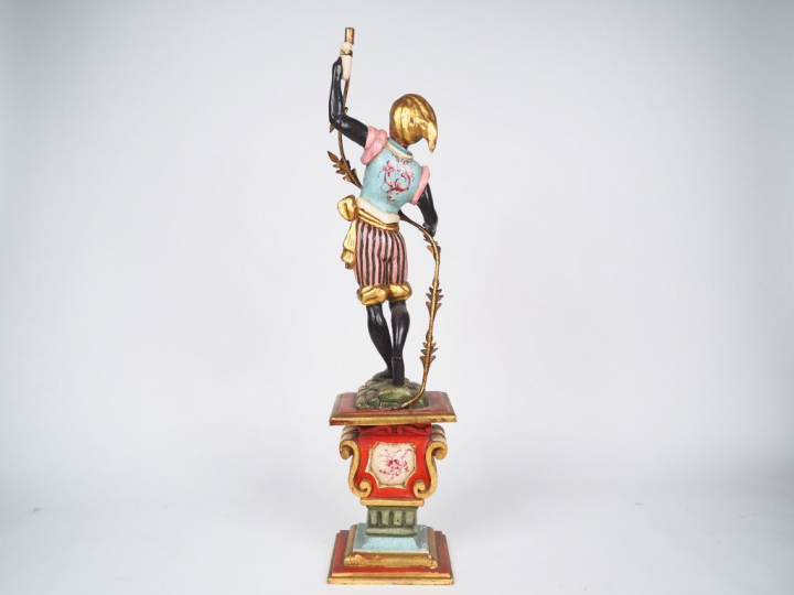 Nubien porte-torchère de style vénitien en bois polychrome et tôle. (q