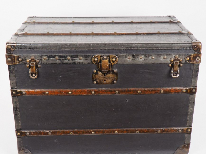 Louis VUITTON. Malle de voyage. Dim. 55 x 77 x 48 cm. (repeinte).