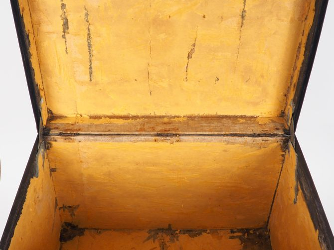 Louis VUITTON. Malle de voyage. Dim. 55 x 77 x 48 cm. (repeinte).