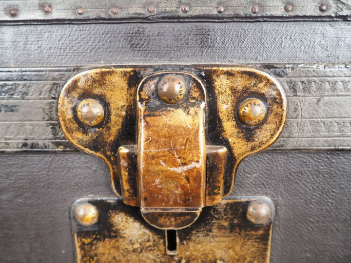 Louis VUITTON. Malle de voyage. Dim. 55 x 77 x 48 cm. (repeinte).