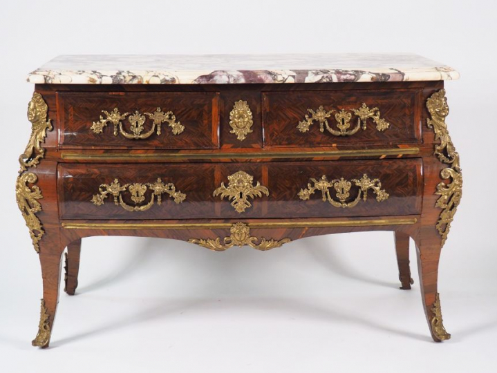 Commode Régence en marqueterie de bois de violette, ornementation de b