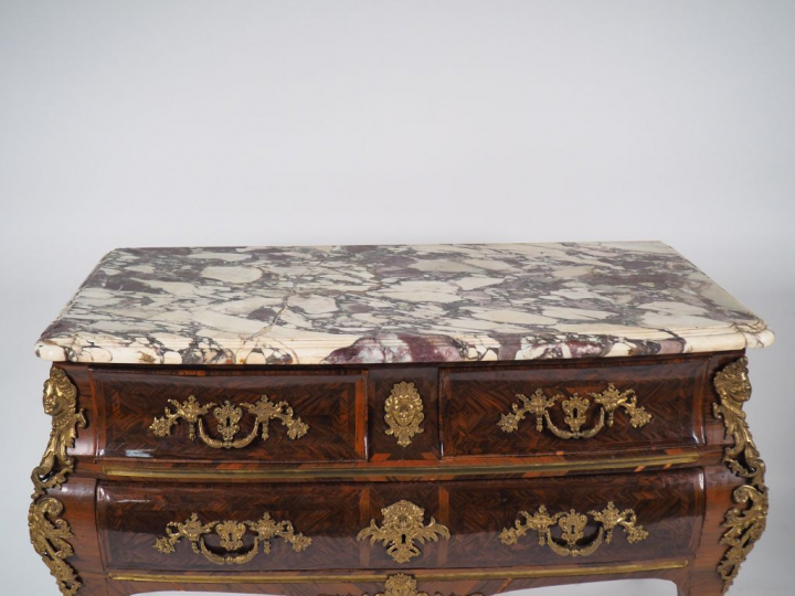 Commode Régence en marqueterie de bois de violette, ornementation de b