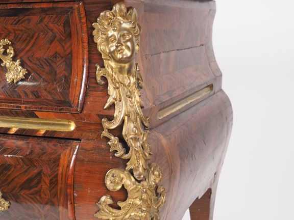 Commode Régence en marqueterie de bois de violette, ornementation de b