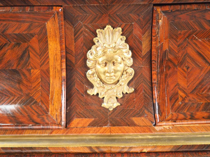 Commode Régence en marqueterie de bois de violette, ornementation de b