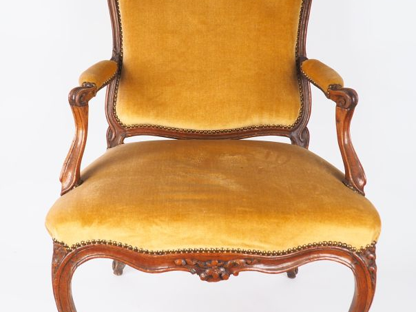 Paire de fauteuils à dos plat Louis XV en bois naturel mouluré et scul