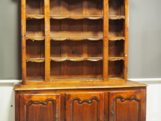 Vente aux enchères Buffet vaisselier Transition Louis XV-Louis XVI en merisier mouluré et