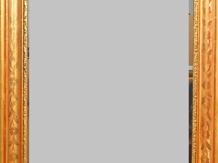 Glace rectangulaire Napoléon III en bois et stuc doré, à décor de fleu