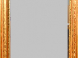 Vente aux enchères Glace rectangulaire Napoléon III en bois et stuc doré, à décor de fleu