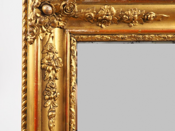 Glace rectangulaire Napoléon III en bois et stuc doré, à décor de fleu