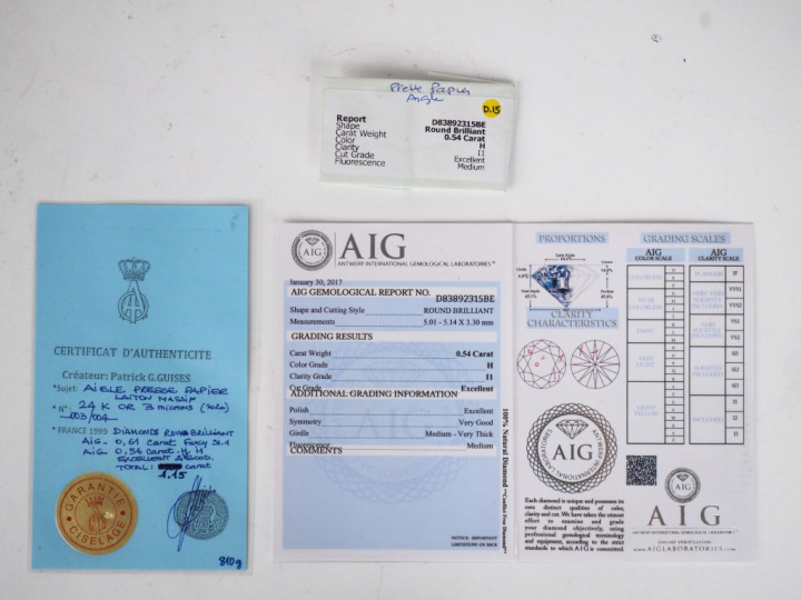 DUC de GUISES. "Aigle" Presse papier en laiton ciselé et plaqué, orné 