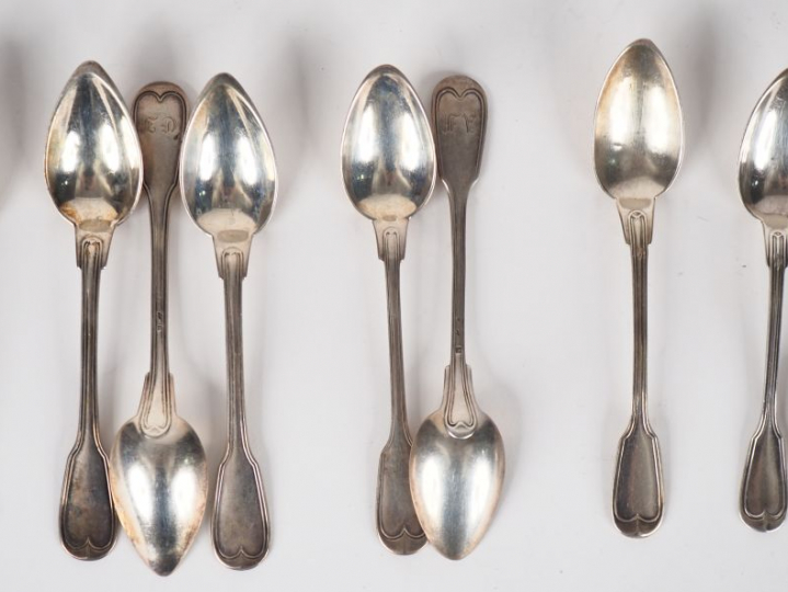 - une petite cuillère en argent XVIIIème, modèle à double coquilles.  