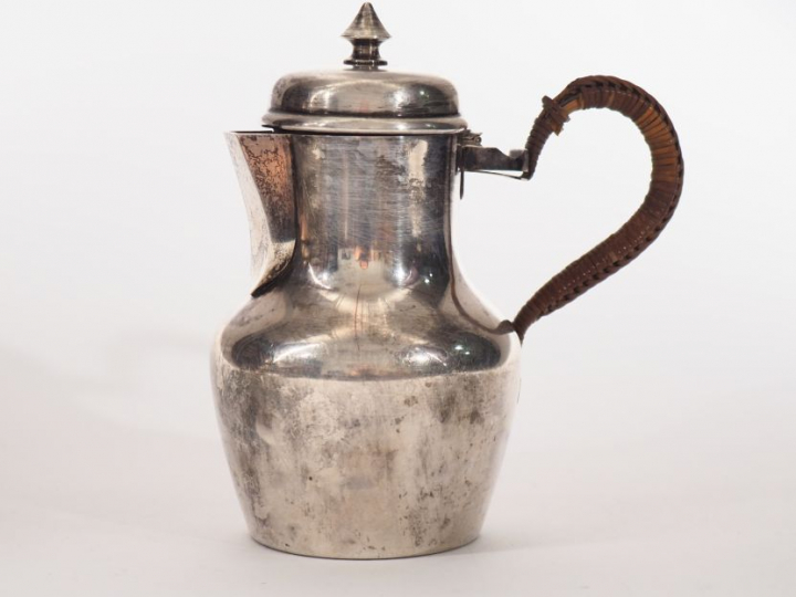 Petite verseuse égoïste en argent lisse, poinçon Minerve.  Prise du co