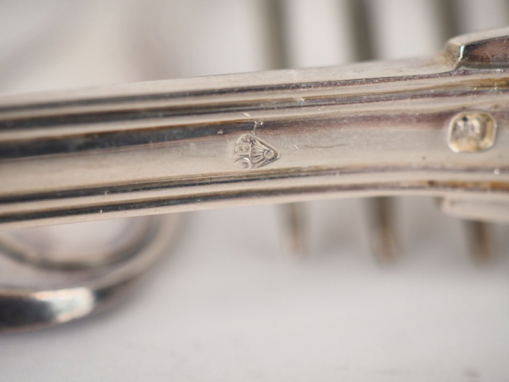 Suite de quatre grands couverts en argent, poinçon Minerve, modèle à f